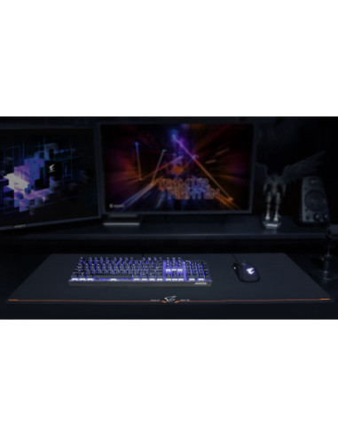 Gigabyte AMP900 žaidimų pelės kilimėlis 900 × 360 mm – ant stalo su įranga