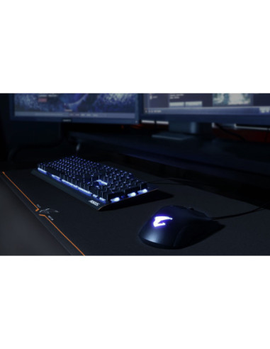 Gigabyte AMP900 žaidimų pelės kilimėlis 900 × 360 mm – ant stalo su įranga