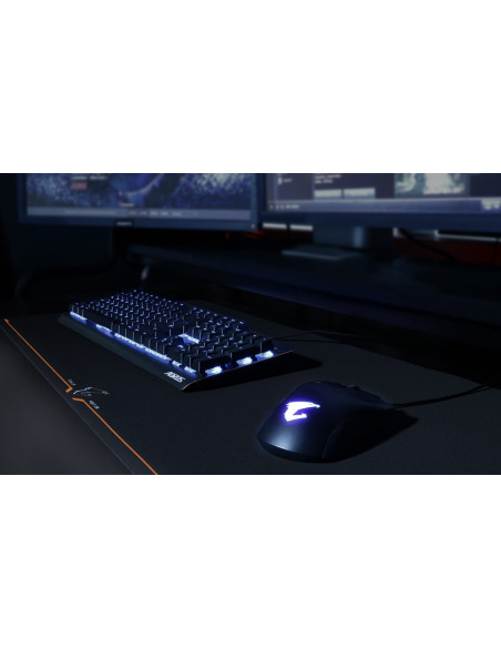 Gigabyte AMP900 žaidimų pelės kilimėlis 900 × 360 mm – ant stalo su įranga