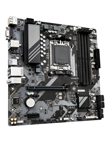 GIGABYTE A620M DS3H pagrindinė plokštė – plokštės vaizdas kampu