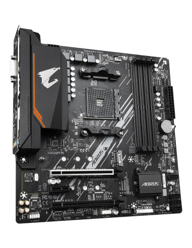 GIGABYTE B550M AORUS ELITE pagrindinė plokštė – plokštės vaizdas kampu