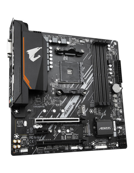 GIGABYTE B550M AORUS ELITE pagrindinė plokštė – plokštės vaizdas kampu