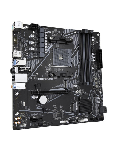 GIGABYTE B550M K WF6E pagrindinė plokštė – plokštės vaizdas kampu