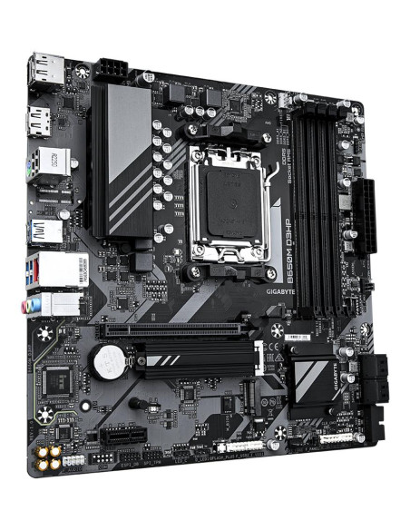 GIGABYTE B650M D3HP pagrindinė plokštė – plokštės vaizdas kampu