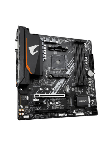 GIGABYTE B550M AORUS ELITE AX pagrindinė plokštė – plokštės vaizdas kampu
