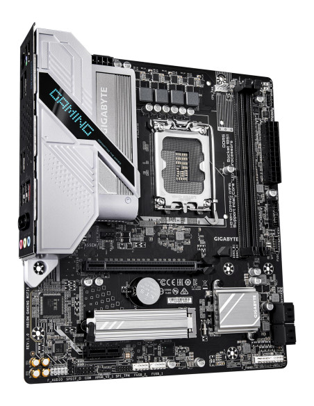GIGABYTE H810M GAMING WIFI6 pagrindinė plokštė – plokštės vaizdas kampu
