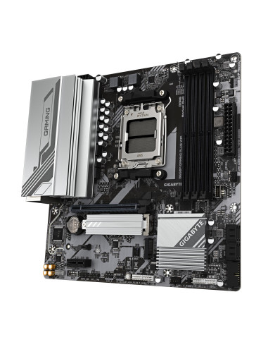GIGABYTE B650M GAMING PLUS WF pagrindinė plokštė – radiatoriai ir komponentai kampu