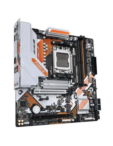GIGABYTE B850M FORCE pagrindinė plokštė – plokštės vaizdas kampu