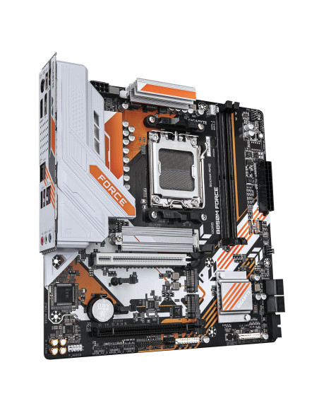 GIGABYTE B850M FORCE pagrindinė plokštė – plokštės vaizdas kampu