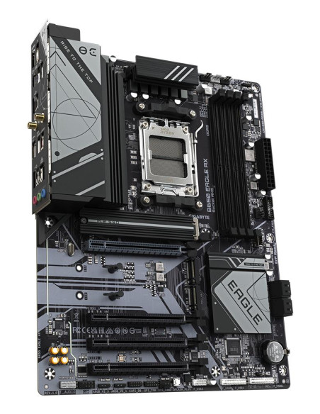 GIGABYTE B650 EAGLE AX pagrindinė plokštė – plokštės vaizdas kampu