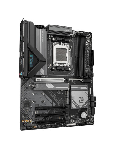 GIGABYTE B650E EAGLE pagrindinė plokštė – plokštės vaizdas kampu