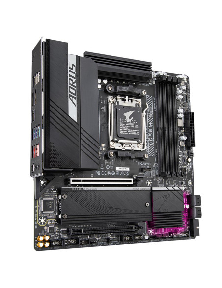 GIGABYTE B650M AORUS ELITE pagrindinė plokštė – plokštės vaizdas kampu
