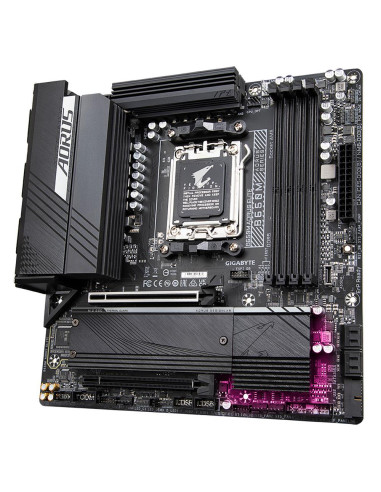 GIGABYTE B650M AORUS ELITE pagrindinė plokštė – radiatoriai ir komponentai kampu