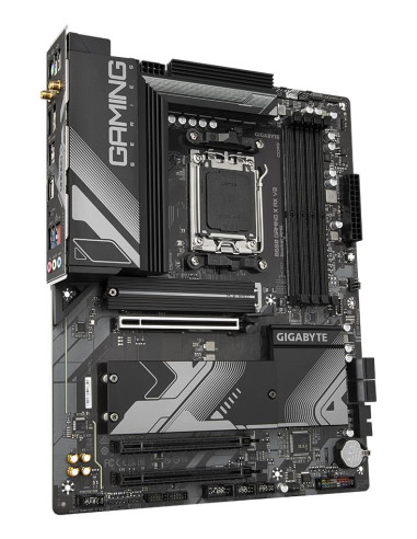 GIGABYTE B650 GAMING X AX V2 pagrindinė plokštė – plokštės vaizdas kampu