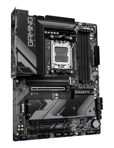 GIGABYTE B650 GAMING X AX V2 pagrindinė plokštė – plokštės vaizdas kampu