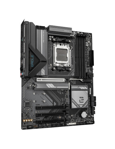 GIGABYTE B650E EAGLE WF6E pagrindinė plokštė – plokštės vaizdas kampu