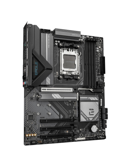 GIGABYTE B650E EAGLE WF6E pagrindinė plokštė – plokštės vaizdas kampu