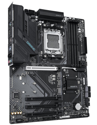 GIGABYTE B850 GAMING WF6 pagrindinė plokštė – plokštės vaizdas kampu