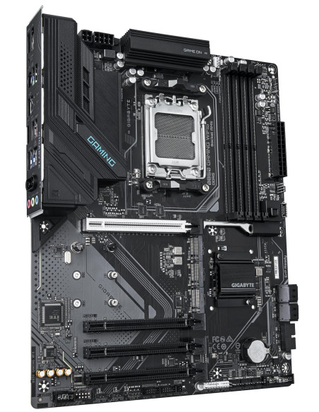 GIGABYTE B850 GAMING WF6 pagrindinė plokštė – plokštės vaizdas kampu