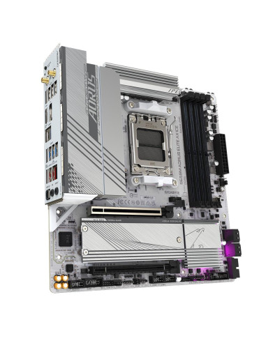 GIGABYTE B650M AORUS ELITE AX ICE pagrindinė plokštė – plokštės vaizdas kampu