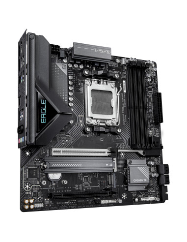 GIGABYTE B850M EAGLE WF6E pagrindinė plokštė – plokštės vaizdas kampu