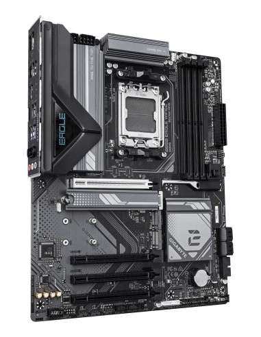 GIGABYTE B850 EAGLE WIFI6E pagrindinė plokštė – plokštės vaizdas kampu