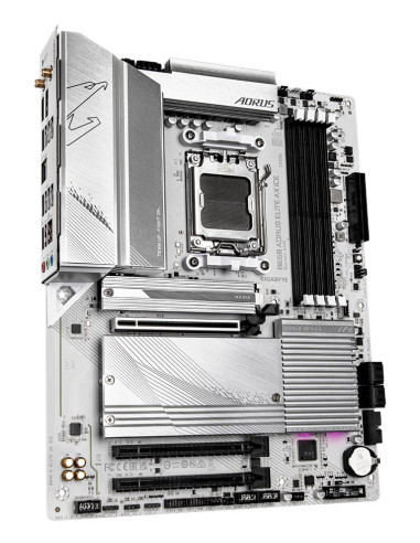 GIGABYTE B650 AORUS ELITE AX ICE pagrindinė plokštė – plokštės vaizdas kampu