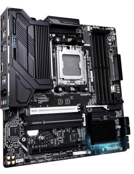 GIGABYTE B850M GAMING X WF6E pagrindinė plokštė – plokštės vaizdas kampu