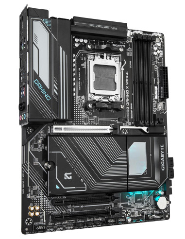GIGABYTE B850 GAMING X WIFI6E pagrindinė plokštė – plokštės vaizdas kampu