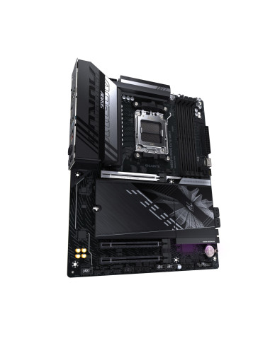 GIGABYTE B850 AORUS ELITE WIFI7 pagrindinė plokštė – plokštės vaizdas kampu