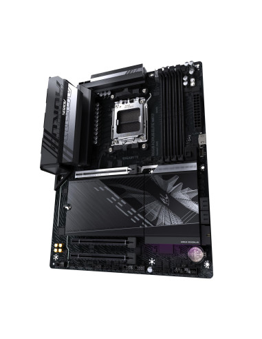 GIGABYTE B850 AORUS ELITE WIFI7 pagrindinė plokštė – radiatoriai ir komponentai kampu