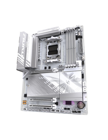 GIGABYTE B850 AORUS ELITE WIFI7 ICE pagrindinė plokštė – radiatoriai ir komponentai kampu