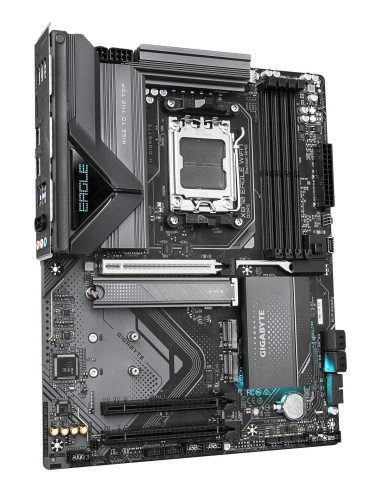 GIGABYTE X870 EAGLE WIFI7 pagrindinė plokštė – plokštės vaizdas kampu