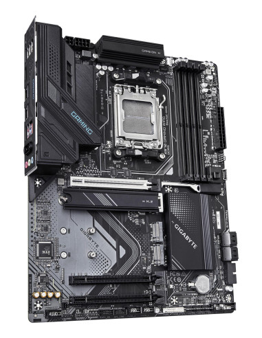GIGABYTE X870 GAMING WF6 pagrindinė plokštė – plokštės vaizdas kampu