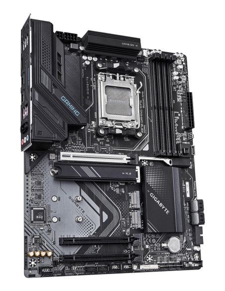 GIGABYTE X870 GAMING WF6 pagrindinė plokštė – plokštės vaizdas kampu