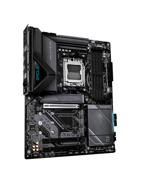 GIGABYTE X870E EAGLE WIFI7 pagrindinė plokštė – plokštės vaizdas kampu