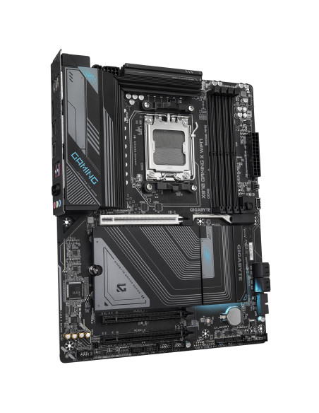 GIGABYTE X870 GAMING X WIFI7 pagrindinė plokštė – plokštės vaizdas kampu