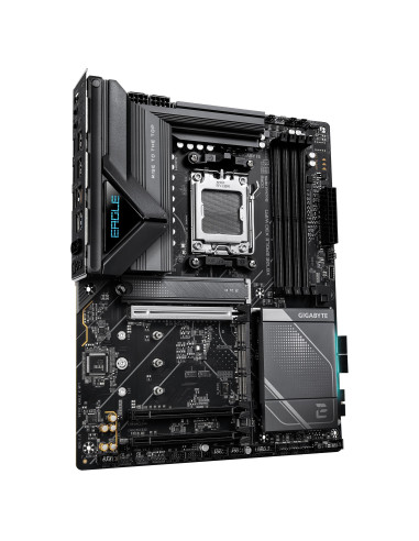 GIGABYTE X870E EAGLE X WIFI7 pagrindinė plokštė – plokštės vaizdas kampu