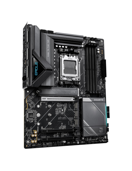 GIGABYTE X870E EAGLE X WIFI7 pagrindinė plokštė – plokštės vaizdas kampu