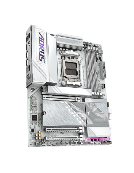 GIGABYTE X870E AORUS ELITE WIFI7 ICE pagrindinė plokštė – plokštės vaizdas iš kairės