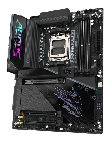 GIGABYTE X870E AORUS PRO X pagrindinė plokštė – plokštės vaizdas iš dešinės